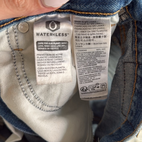 Levi High Waisted Mom Shorts | Size 26 - Picture 4 of 4